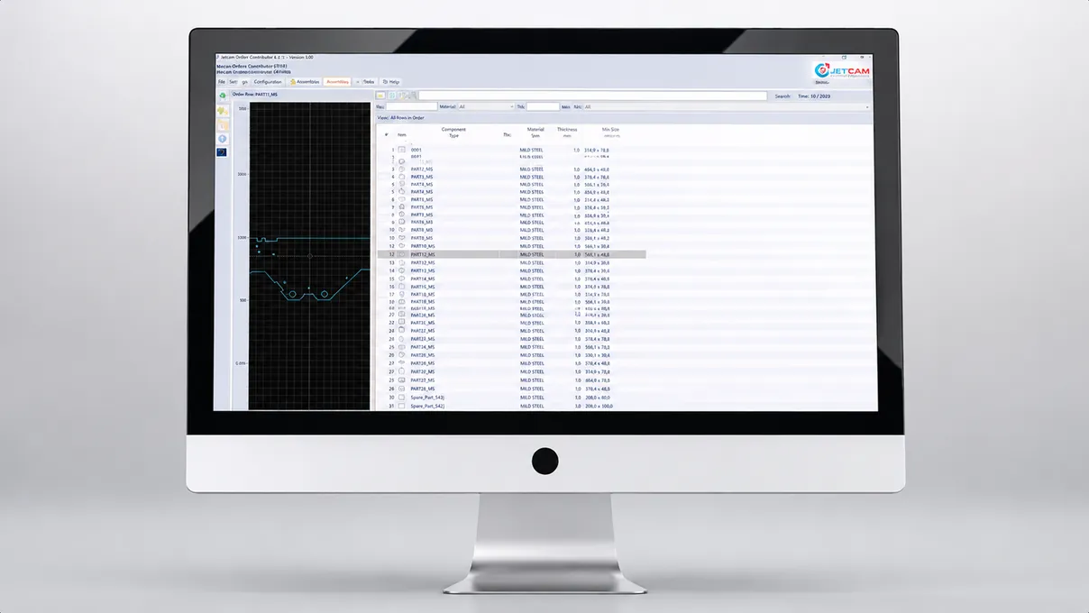 Monitor con una lista de piezas de un pedido de producción, con material, espesor y dimensiones de cada una.