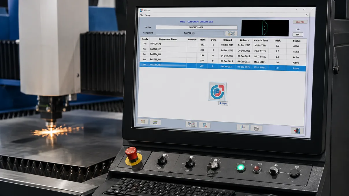 Panel de control de una máquina de corte láser con una lista de piezas en producción en pantalla, mientras el cabezal láser genera chispas sobre la chapa metálica.